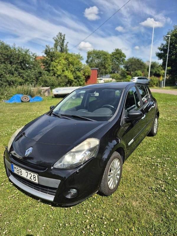 Svart Begagnad 2012 Renault Clio R.S. Halvkombi | 45 000 kr (Marknadspris) - Bild 1/4