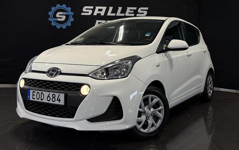 Vit Begagnad 2018 Hyundai i10 Comfort Halvkombi | 89 900 kr (Marknadspris) - Bild 1/4