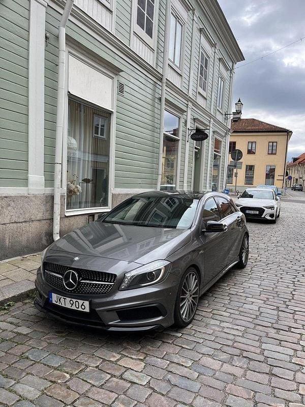 Grå Begagnad 2014 Mercedes A45 AMG AMG Halvkombi | 269 000 kr (Bra pris) - Bild 1/4