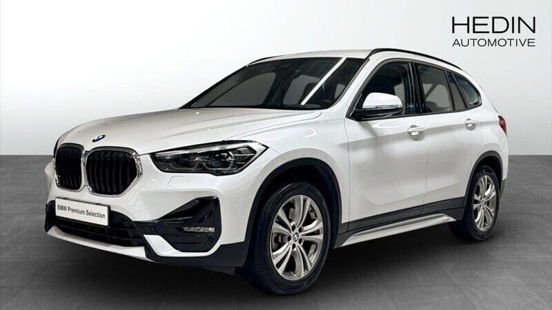 Vit (white) Begagnad 2019 BMW X1 Sport Line SUV | 288 700 kr (Marknadspris) - Bild 1/4
