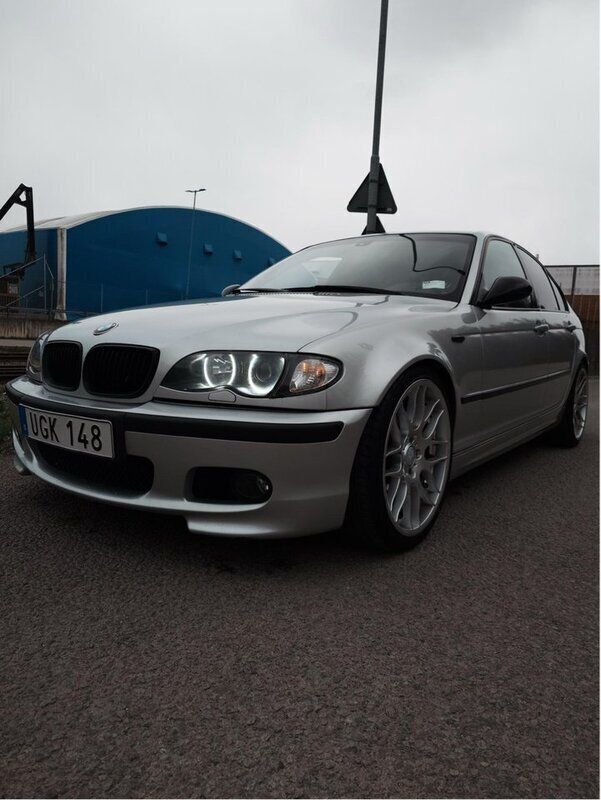 Grå Begagnad 2003 BMW 330 Sedan | 42 000 kr (Marknadspris) - Bild 1/4