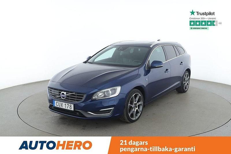 Blå Begagnad 2015 Volvo V60 Momentum Kombi | 150 000 kr (Marknadspris) - Bild 1/4