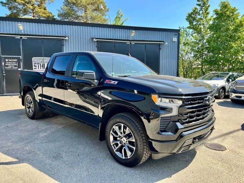 Svart Begagnad 2022 Chevrolet Silverado Sedan | 1 111 250 kr - Bild 1/4