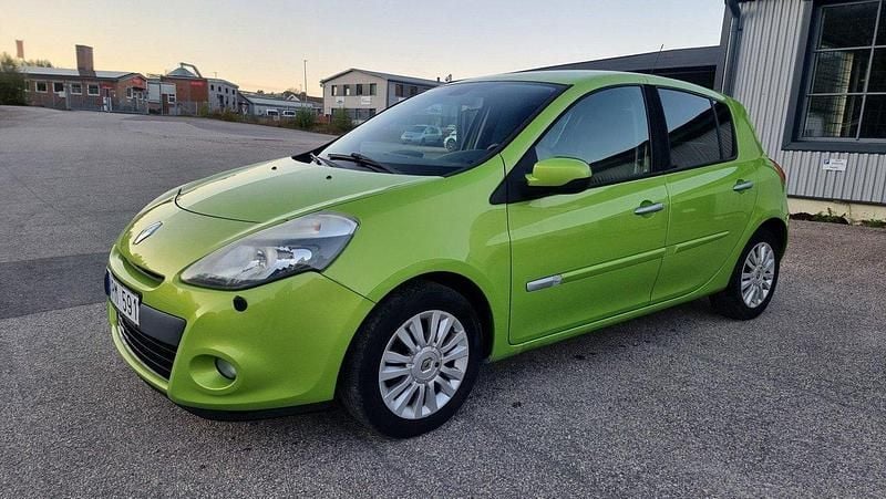 Grön Begagnad 2011 Renault Clio R.S. Halvkombi | 25 900 kr (Bra pris) - Bild 1/4
