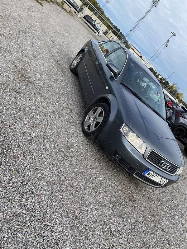 Grå Begagnad 2005 Audi A4 Comfort Sedan | 28 000 kr (Bra pris) - Bild 1/4