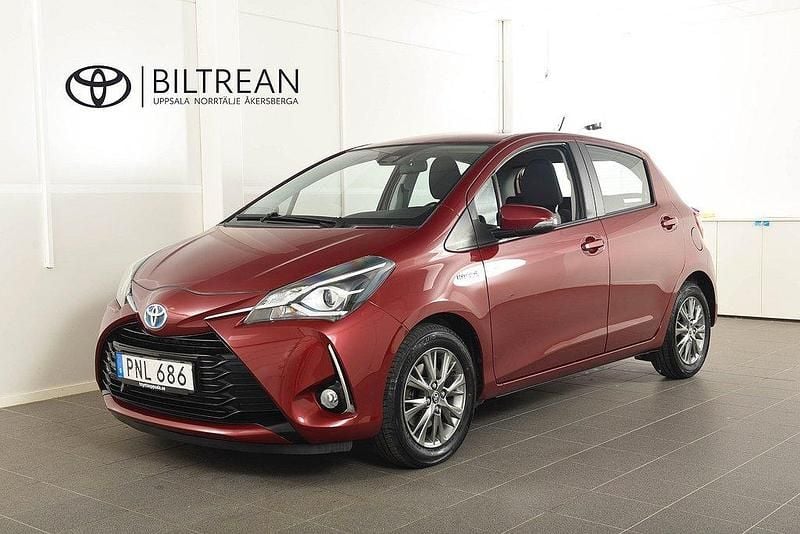 Röd Begagnad 2017 Toyota Yaris Hybrid Active Halvkombi | 149 900 kr (Marknadspris) - Bild 1/4