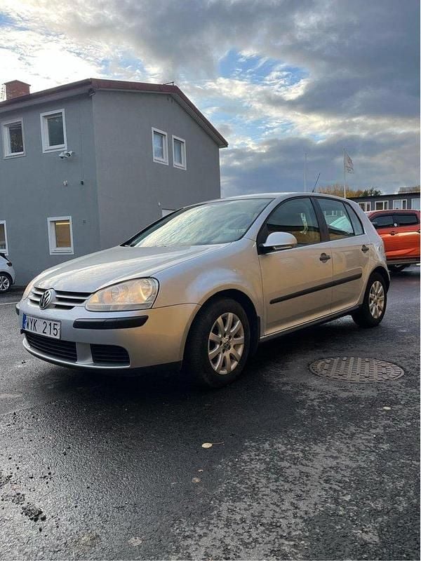 Silver Begagnad 2006 VW Golf V Comfortline Halvkombi | 44 000 kr (Marknadspris) - Bild 1/4