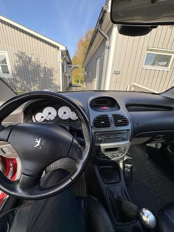 Röd Begagnad 2002 Peugeot 206 CC Cab | 35 000 kr (Marknadspris) - Bild 1/4