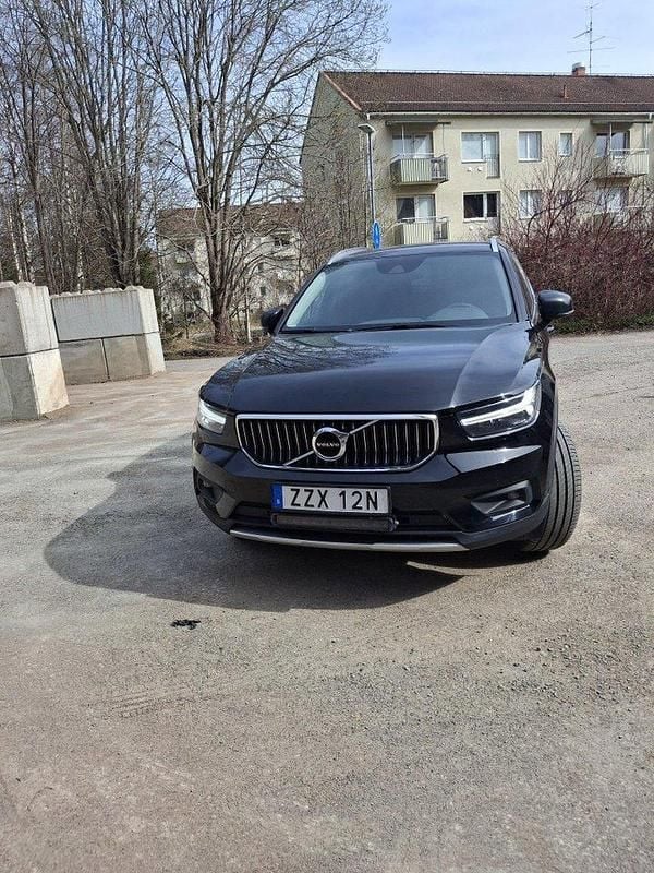 Svart Begagnad 2021 Volvo XC40 Momentum SUV | 245 000 kr (Marknadspris) - Bild 1/4