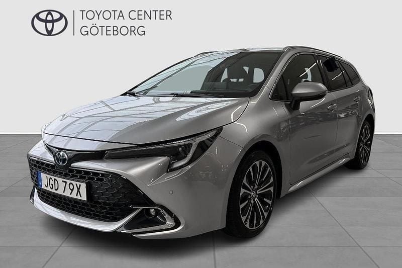 Silver Begagnad 2024 Toyota Corolla Style Kombi | 314 900 kr (Marknadspris) - Bild 1/4