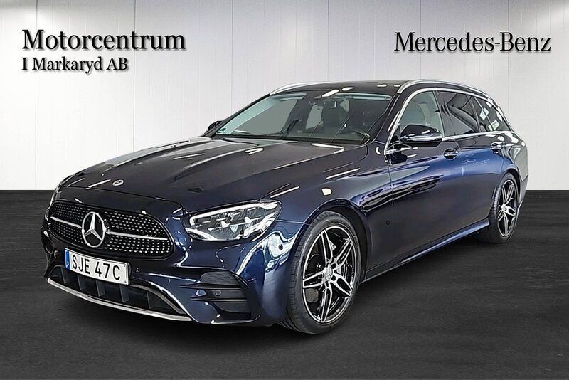 Mörkblå (cavansitblå metallic) Begagnad 2020 Mercedes E220 AMG line Kombi | 389 000 kr (Lite dyr) - Bild 1/4