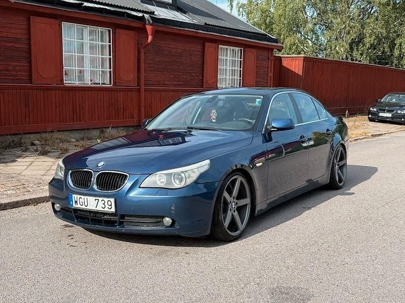 Mörkblå Begagnad 2004 BMW 520 M Sport Sedan | 39 900 kr (Bra pris) - Bild 1/4