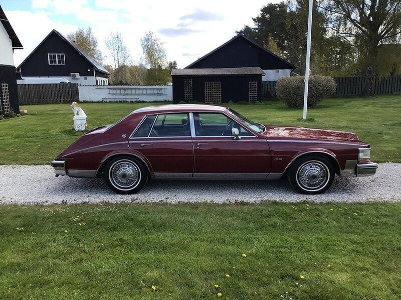 Röd Begagnad 1985 Cadillac Seville Sedan | 70 000 kr - Bild 1/4
