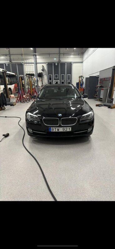 Svart Begagnad 2012 BMW 520 Kombi | 80 000 kr (Superpris) - Bild 1/3