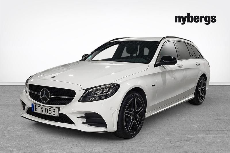 Vit Begagnad 2021 Mercedes C300e | 299 000 kr - Bild 1/4