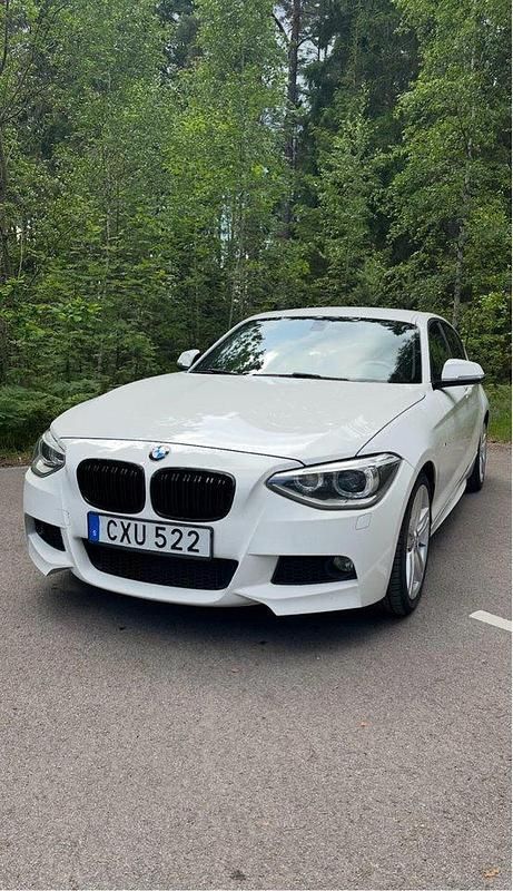 Vit Begagnad 2015 BMW 116 M Sport Halvkombi | 130 000 kr (Marknadspris) - Bild 1/4