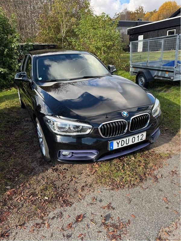 Svart Begagnad 2016 BMW 118 Sport Line Halvkombi | 142 000 kr (Marknadspris) - Bild 1/4