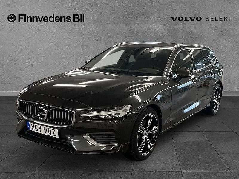 Mörkgrå Begagnad 2022 Volvo V60 Kombi | 359 000 kr (Marknadspris) - Bild 1/4