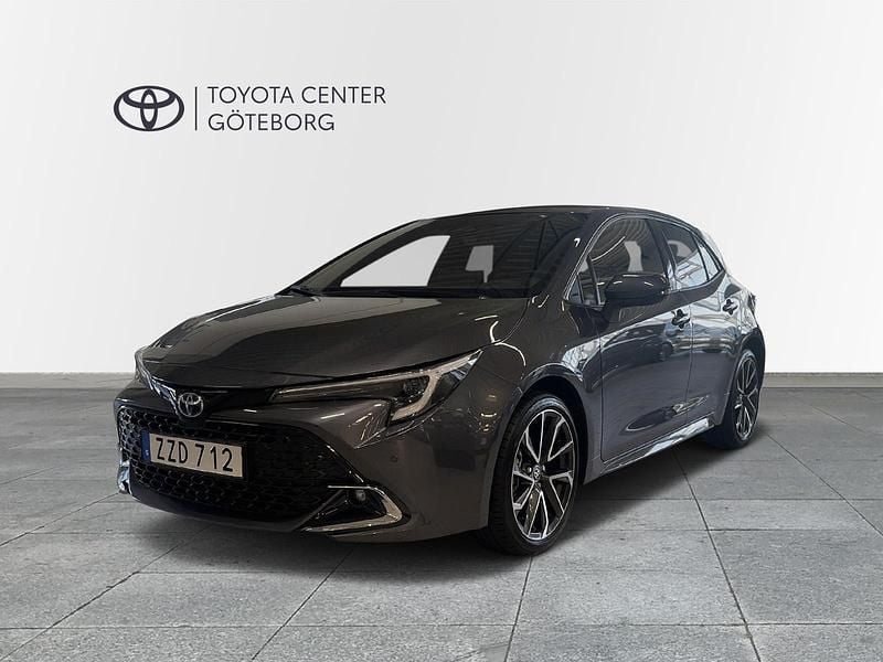 Mörkgrå (grå) Begagnad 2023 Toyota Corolla Hybrid Executive Halvkombi | 289 900 kr (Bra pris) - Bild 1/3