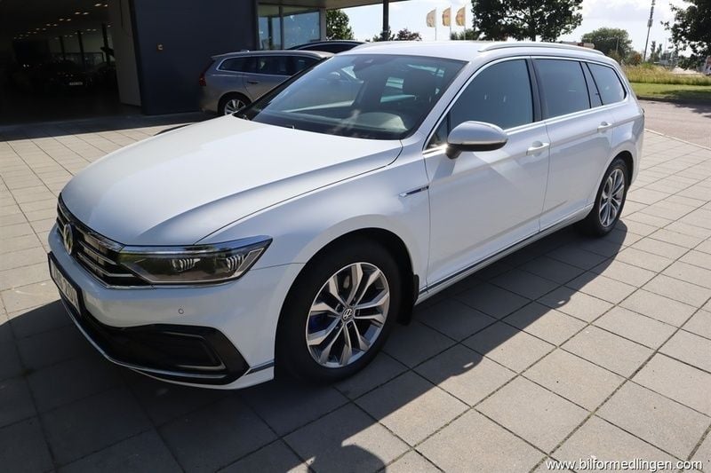 Vit samma som bilen Begagnad 2019 VW Passat GTE Kombi | 179 900 kr (Superpris) - Bild 1/4