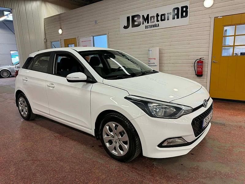 Begagnad Hyundai i20 Comfort 84 HK (61 kW) 2016 Vit Halvkombi