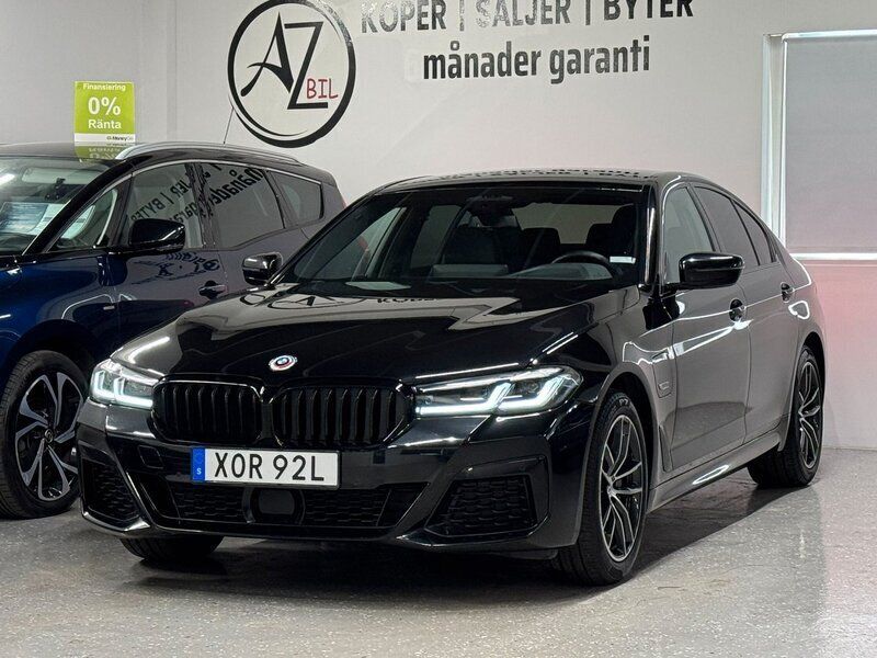 Svart Begagnad 2022 BMW 530e M Sport Sedan | 580 000 kr - Bild 1/4