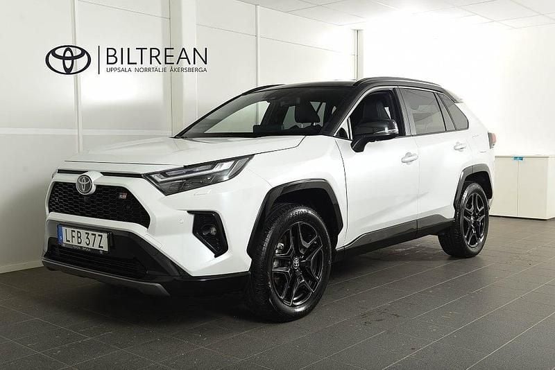 Vit Begagnad 2024 Toyota RAV4 Hybrid Sport SUV | 484 900 kr (Dyr) - Bild 1/4