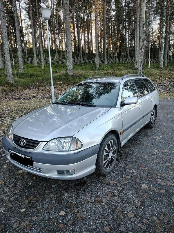 Grå Begagnad 2001 Toyota Avensis Kombi | 25 000 kr (Bra pris) - Bild 1/4