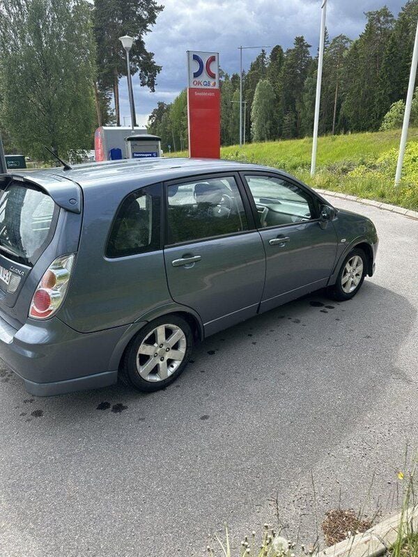 Grå Begagnad 2005 Suzuki Liana Halvkombi | 22 000 kr (Marknadspris) - Bild 1/4