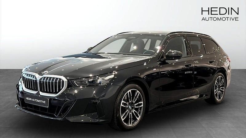 Svart Begagnad 2025 BMW 520 M Sport Kombi | 578 700 kr (Bra pris) - Bild 1/4