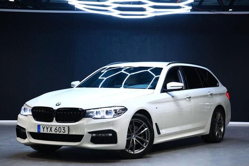 Vit Begagnad 2018 BMW 520 M Sport Kombi | 269 900 kr (Marknadspris) - Bild 1/4