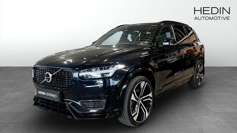 Svart (black) Begagnad 2022 Volvo XC90 R-Design SUV | 639 900 kr (Marknadspris) - Bild 1/4