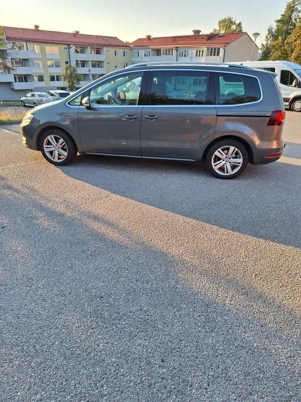Grå Begagnad 2019 VW Sharan Minibuss | 238 000 kr (Marknadspris) - Bild 1/4
