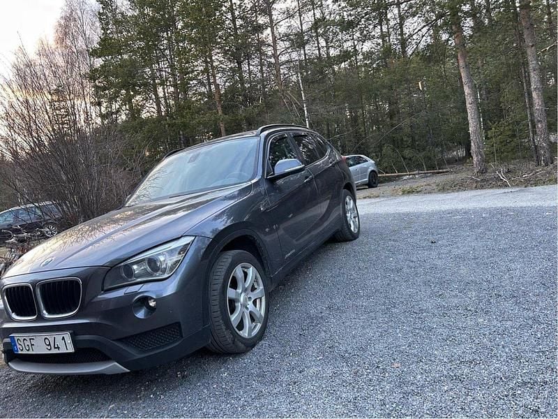 Grå Begagnad 2014 BMW X1 SUV | 75 000 kr (Superpris) - Bild 1/3