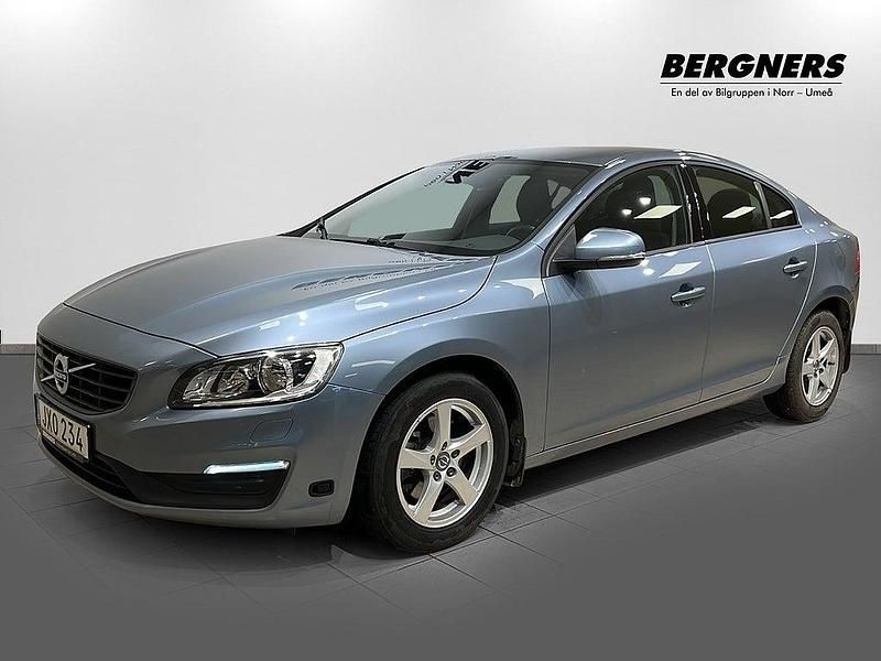 Ljusblå Begagnad 2016 Volvo S60 Kinetic Sedan | 169 900 kr (Marknadspris) - Bild 1/4