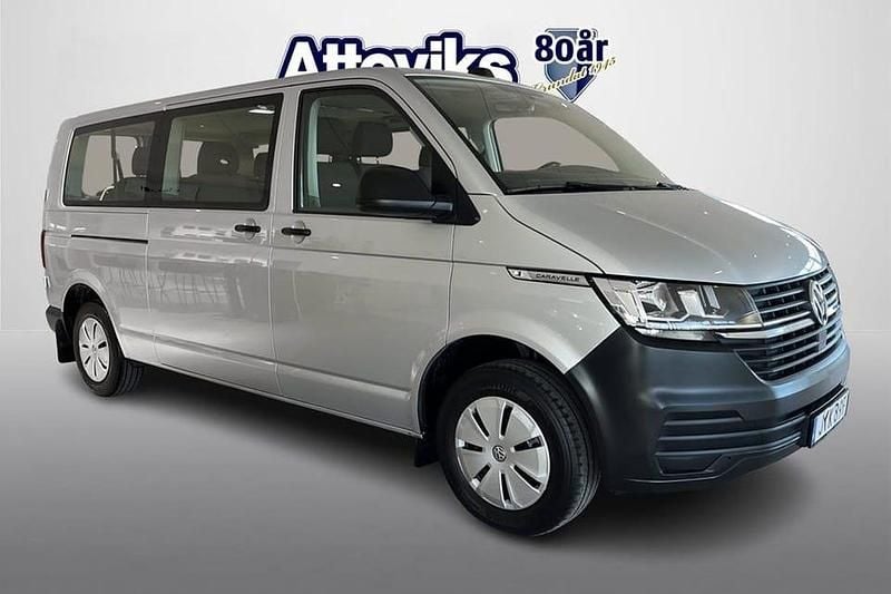 Silver Begagnad 2022 VW Caravelle Minibuss | 399 800 kr (Marknadspris) - Bild 1/4