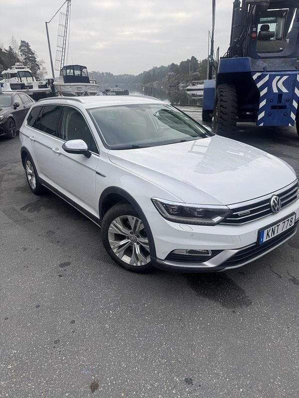 Vit Begagnad 2017 VW Passat Alltrack Kombi | 146 000 kr (Marknadspris) - Bild 1/4