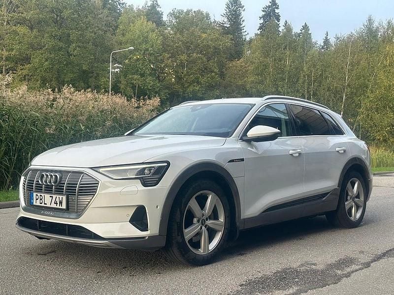 Vit Begagnad 2020 Audi e-tron SUV | 239 900 kr (Bra pris) - Bild 1/4