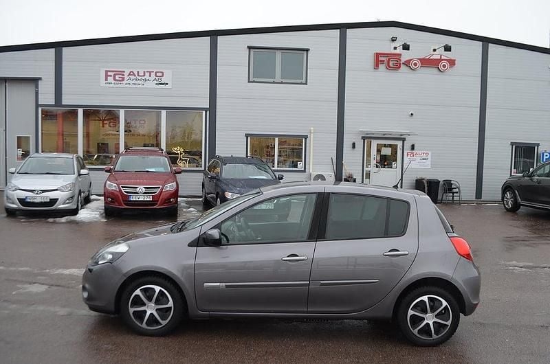 Grå Begagnad 2011 Renault Clio R.S. Halvkombi | 34 900 kr (Marknadspris) - Bild 1/4