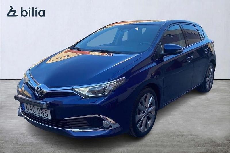 Blå Begagnad 2017 Toyota Auris Executive Halvkombi | 145 900 kr (Marknadspris) - Bild 1/4