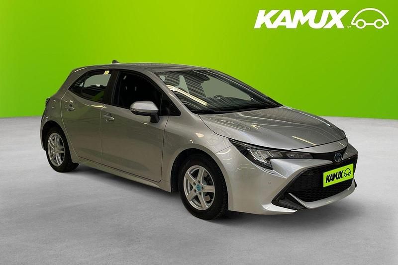 Silver (grå) Begagnad 2022 Toyota Corolla Hybrid Active Halvkombi | 199 800 kr (Marknadspris) - Bild 1/3