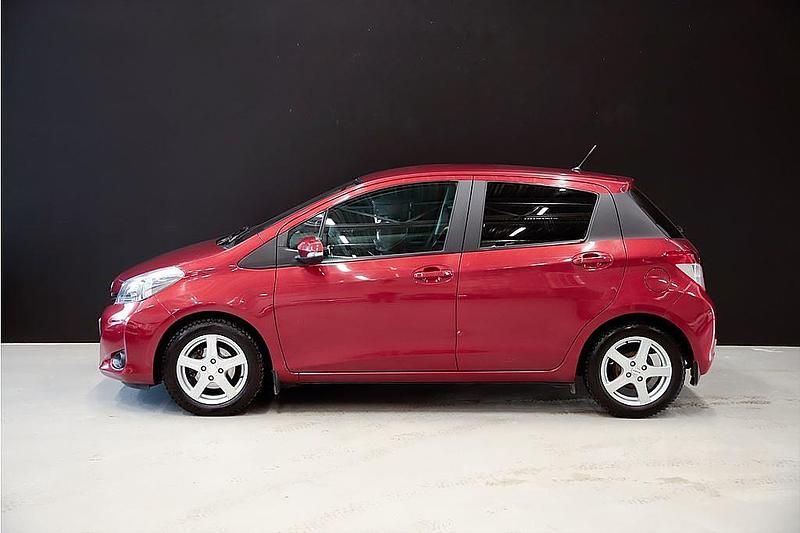 Begagnad Toyota Yaris Edition 99 HK (72 kW) 2014 Röd Halvkombi