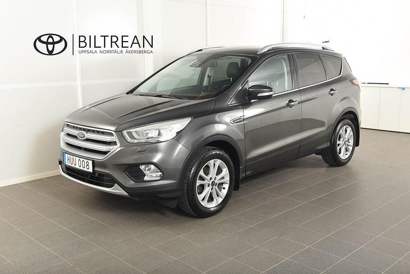 Grå Begagnad 2018 Ford Kuga Titanium SUV | 129 900 kr (Marknadspris) - Bild 1/4
