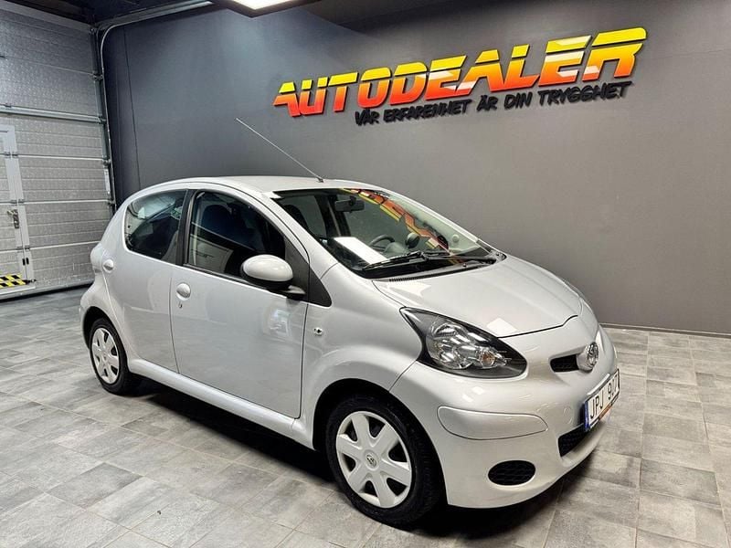Silver Begagnad 2009 Toyota Aygo Halvkombi | 64 900 kr (Marknadspris) - Bild 1/4