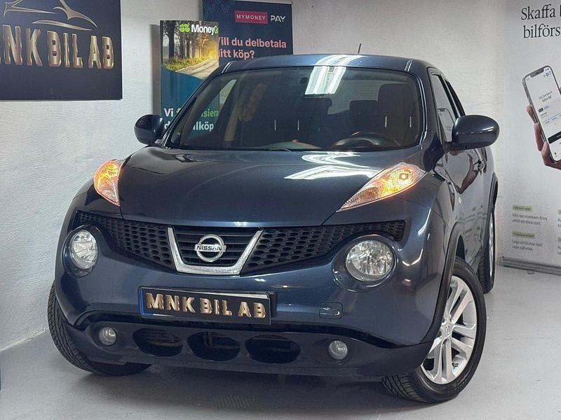 Mörkblå (blå) Begagnad 2013 Nissan Juke SUV | 84 900 kr (Marknadspris) - Bild 1/4