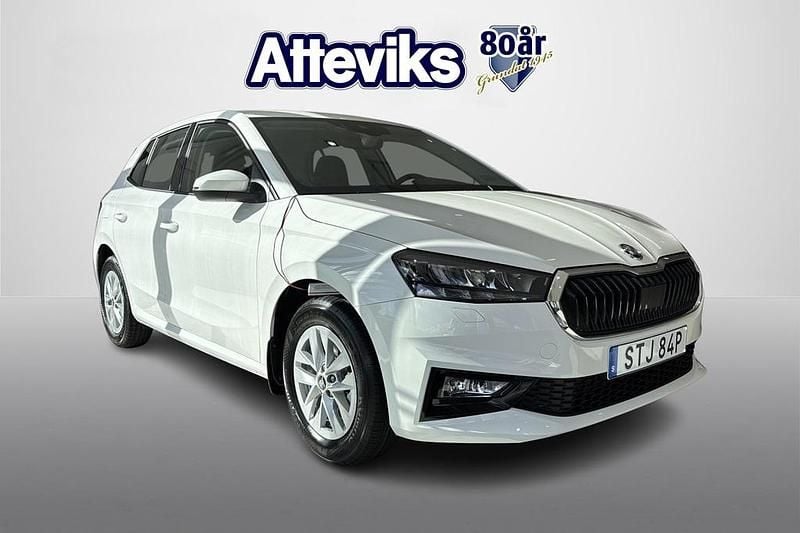 Vit Ny 2025 Skoda Fabia Selection Halvkombi | 262 400 kr (Marknadspris) - Bild 1/4