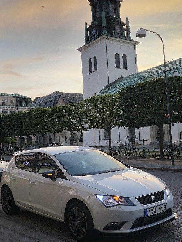 Vit Begagnad 2014 Seat Leon Halvkombi | 83 499 kr (Marknadspris) - Bild 1/4