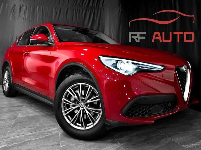 Röd Begagnad 2017 Alfa Romeo Stelvio Super SUV | 234 900 kr (Marknadspris) - Bild 1/4
