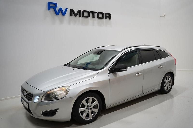 Ljusgrå Begagnad 2010 Volvo V60 Momentum Kombi | 74 800 kr (Marknadspris) - Bild 1/4