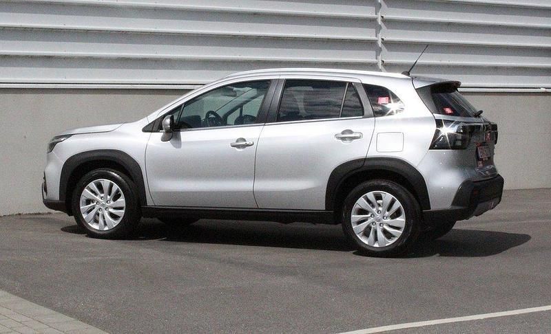 Grå Begagnad 2024 Suzuki SX4 S-Cross SUV | 329 000 kr (Lite dyr) - Bild 1/4